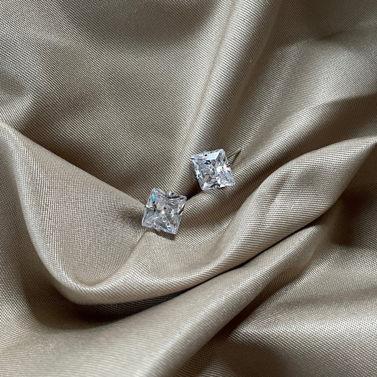 [Bijoux de luxe] Boucles d'oreilles à tige élégantes et brillantes avec pierre centrale carrée
