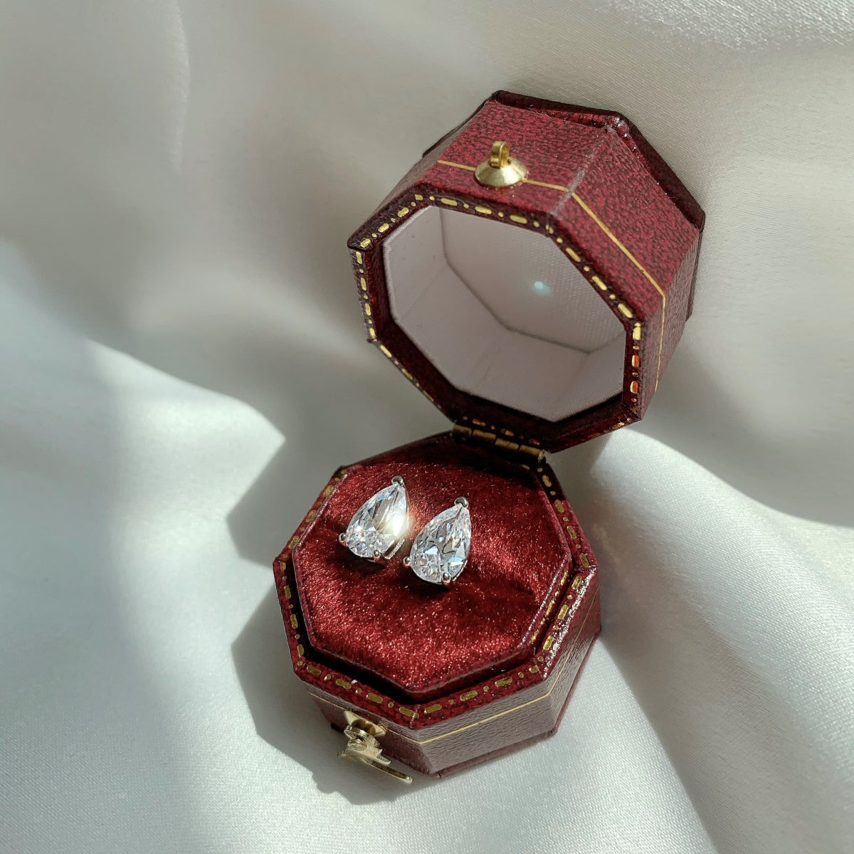 [Luxe Jewelry]Ornate Water Drop Shape Earrings