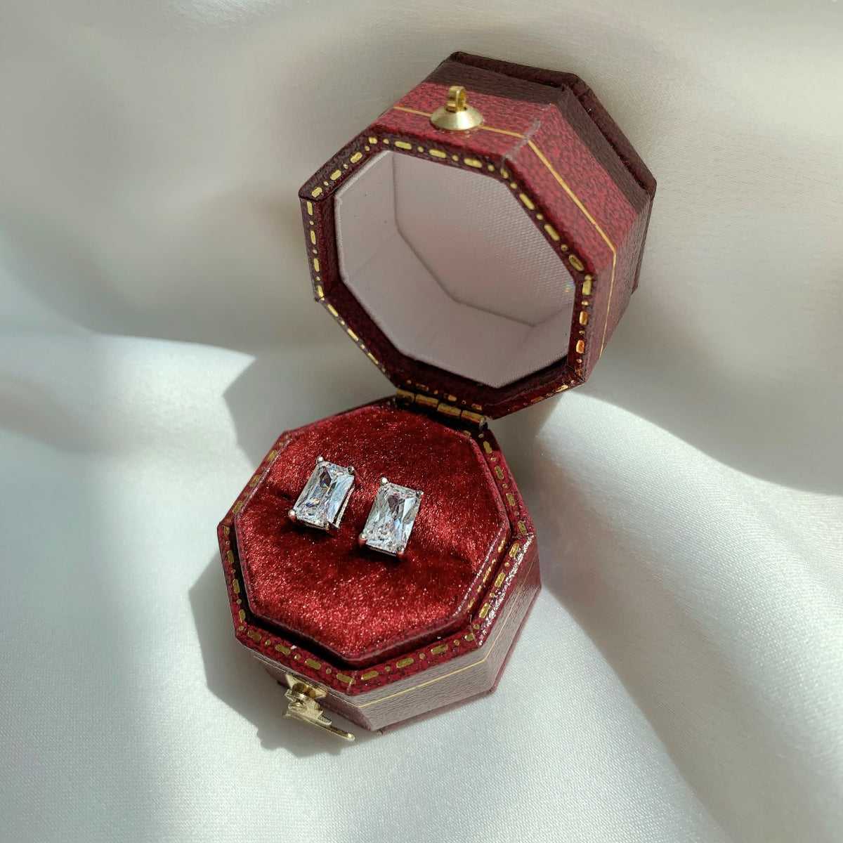 [Luxe Jewelry]Stylish Shiny Rectangular Center Stone Stud Earrings