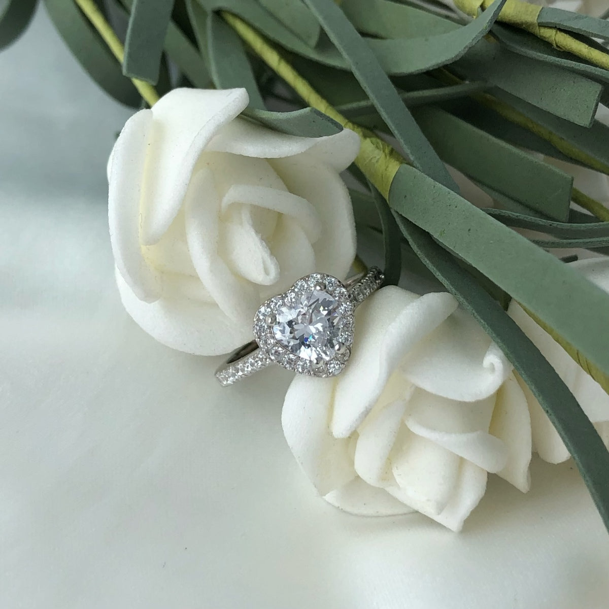 [Luxe Jewelry]Eternity Splashy Romantic Heart Shape Lover Ring