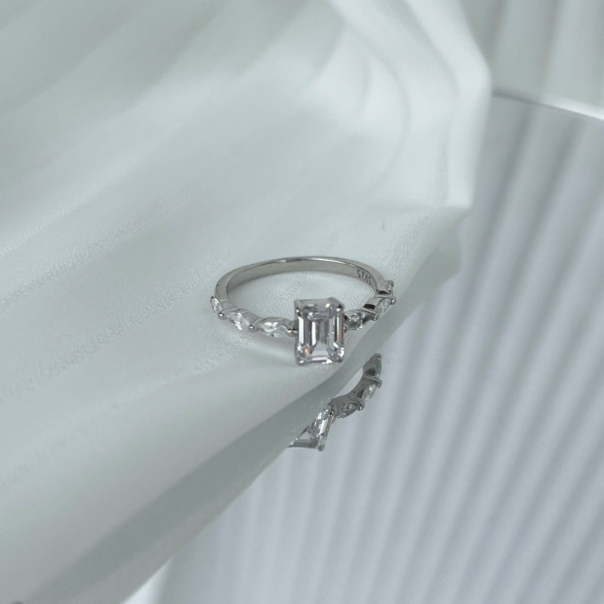 [Luxe Jewelry]1.0 Carat Dainty Resplendent Radiant Cut Daily Ring