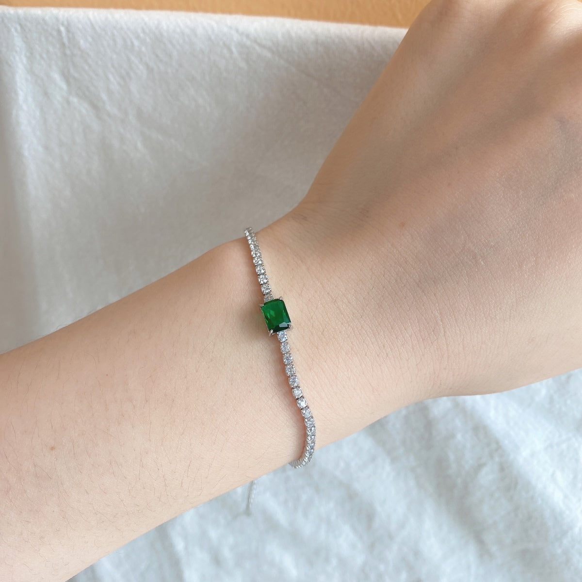[Luxe Jewelry]1.0 Carat Unique Emerald Cut Banquet Bracelet