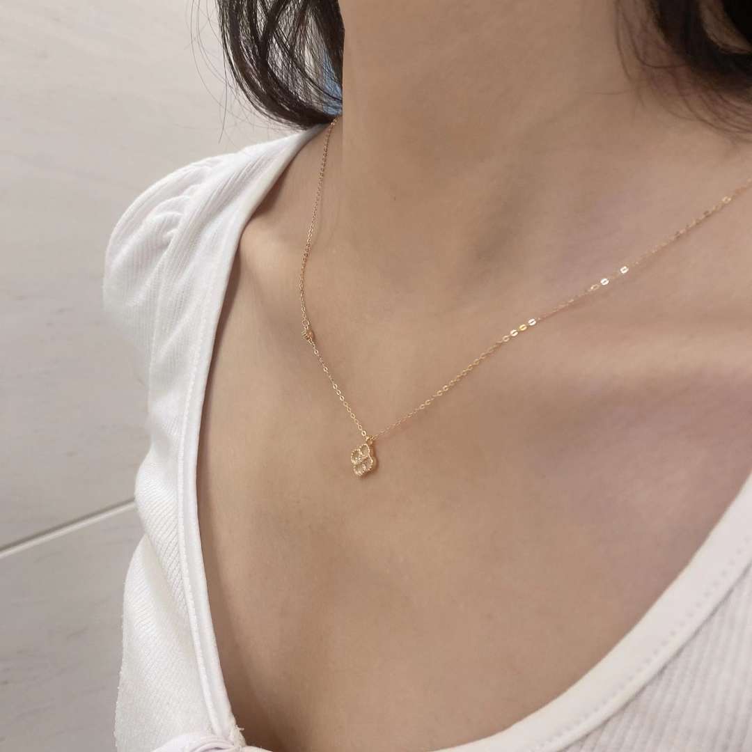 [Luxe Jewelry]Delicate Flower Shape Necklace