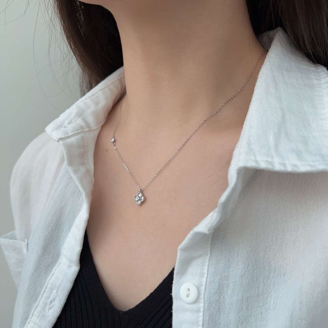 [Luxe Jewelry]Delicate Flower Shape Necklace