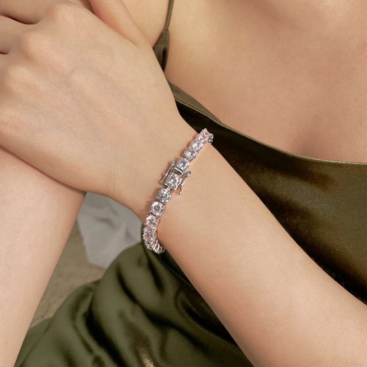 [Luxe Jewelry]0.75 Carat Dazzling Round Cut Wedding Bracelet