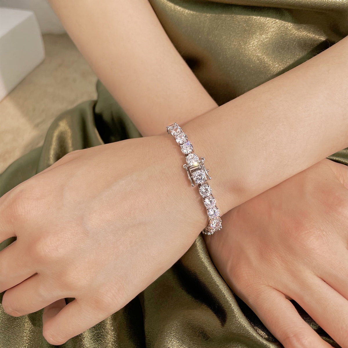 [Luxe Jewelry]0.75 Carat Dazzling Round Cut Wedding Bracelet