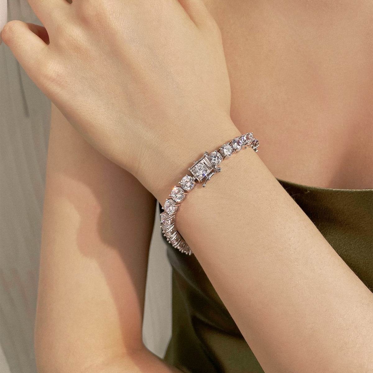 [Luxe Jewelry]0.75 Carat Dazzling Round Cut Wedding Bracelet