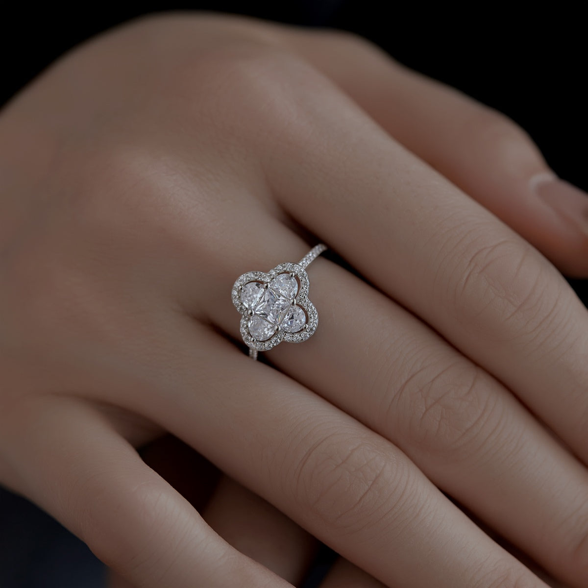 [Luxe Jewelry]Luxurious Eternity Flower Shape Banquet Ring