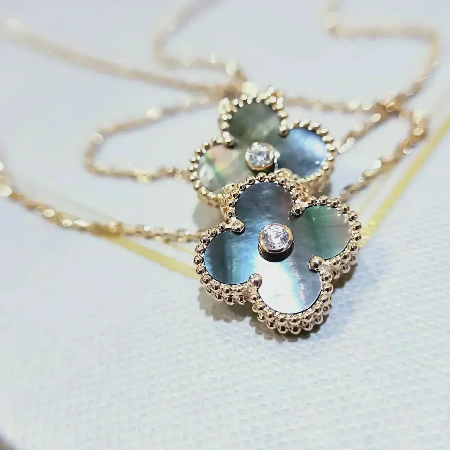 [Bijoux de luxe] Collier Clover 15 mm en diamants et nacre grise