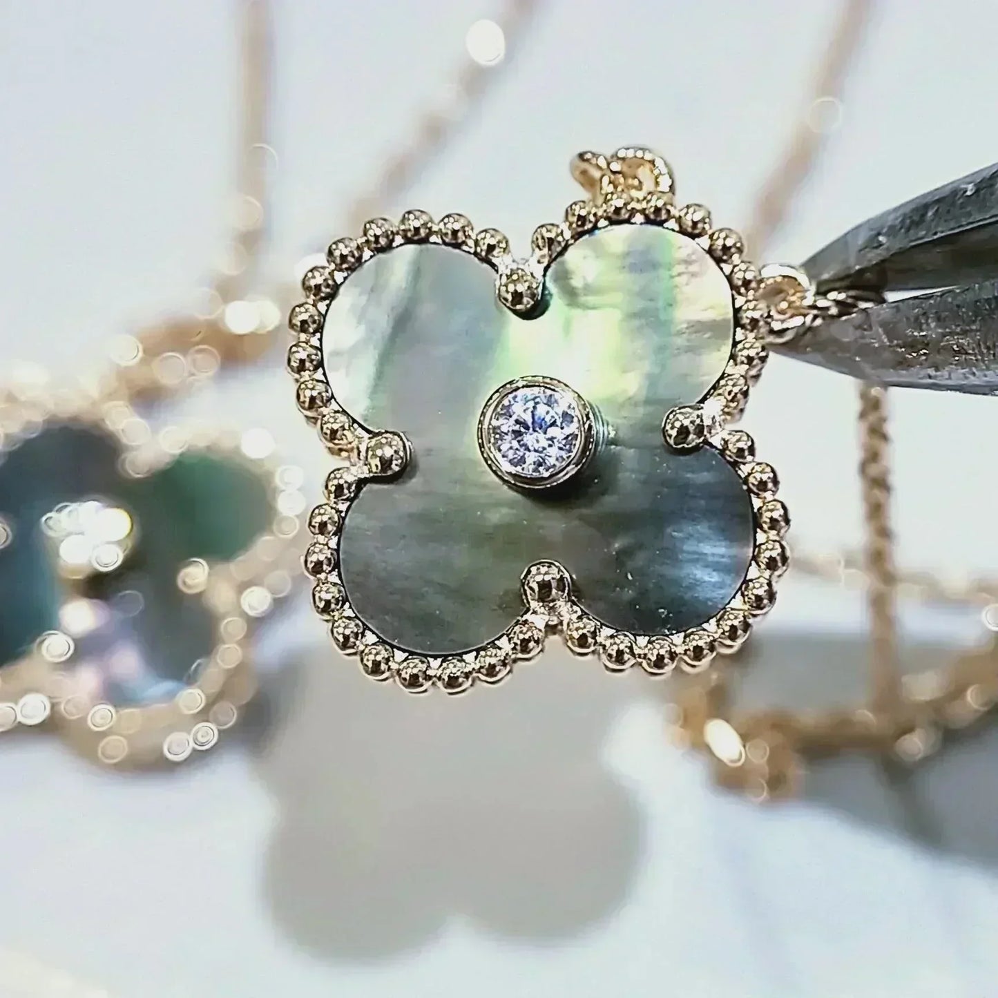 [Bijoux de luxe] Collier Clover 15 mm en diamants et nacre grise