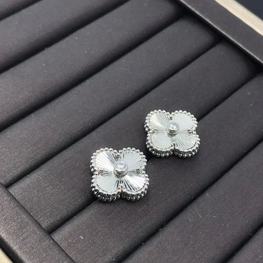 [Luxe Jewelry]CLOVER MINI 9.5MM LASER EARRINGS