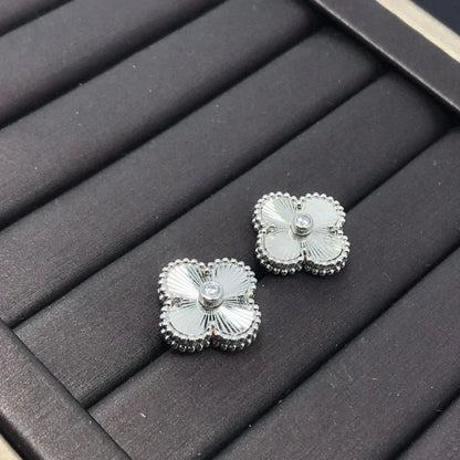 [Luxe Jewelry]CLOVER MINI 9.5MM LASER EARRINGS