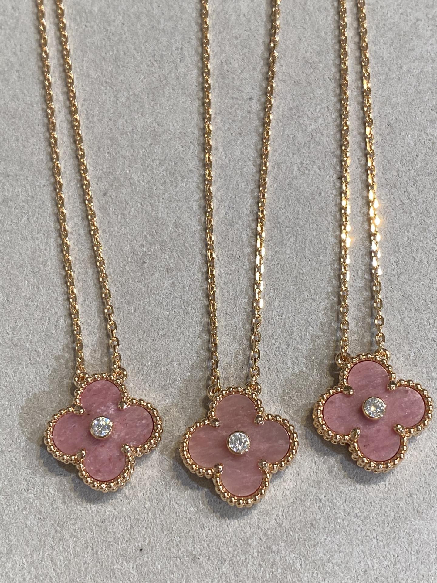 [Bijoux de luxe] Collier Clover 15 mm en rhodonite et diamants