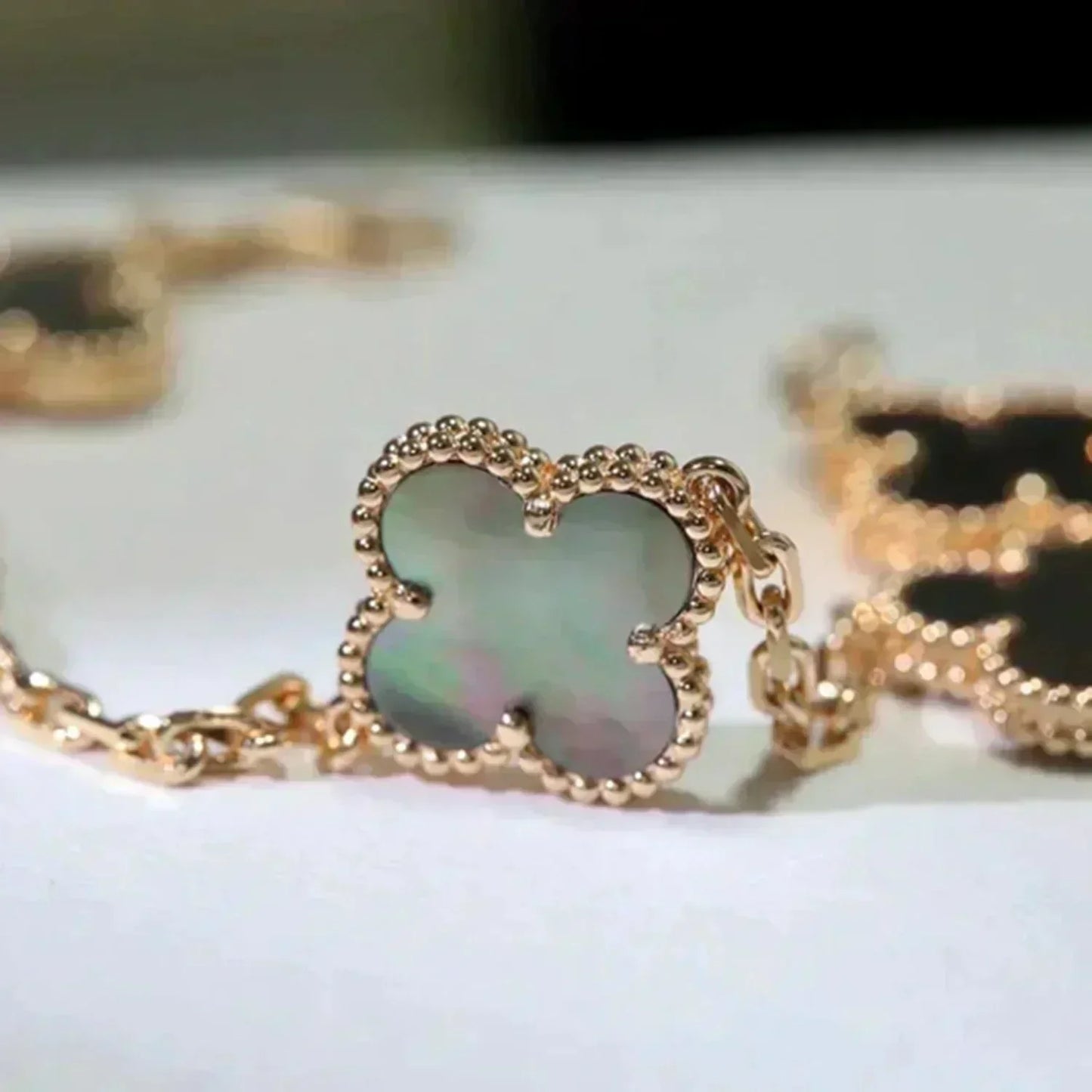 [Luxe Jewelry]CLOVER 5 MOTIF GRAY MOP  BRACELET