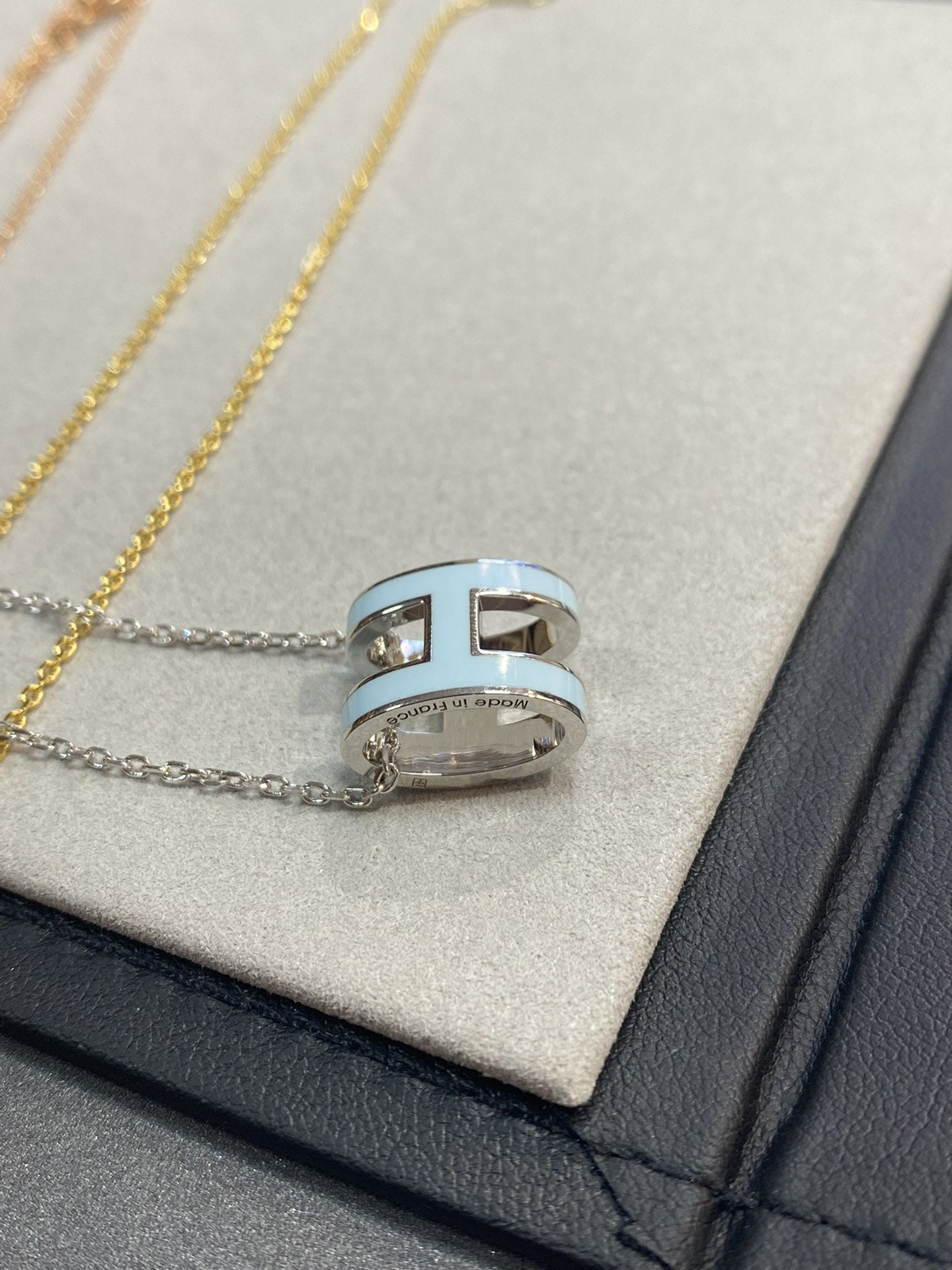 [Luxe Jewelry]POP H LIGHT BLUE NECKLACE