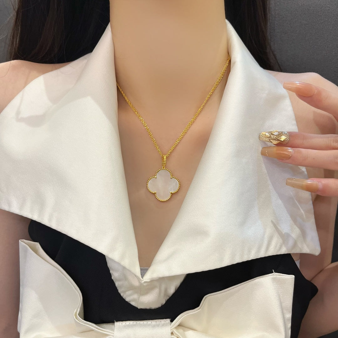 [Luxe Jewelry]CLOVER 25MM MOP LARGE PENDANT NECKLACE