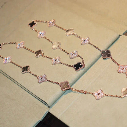 [Bijoux de luxe] Collier en diamants nacre foncée avec 20 motifs de trèfle
