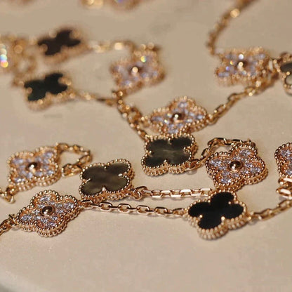 [Bijoux de luxe] Collier en diamants nacre foncée avec 20 motifs de trèfle