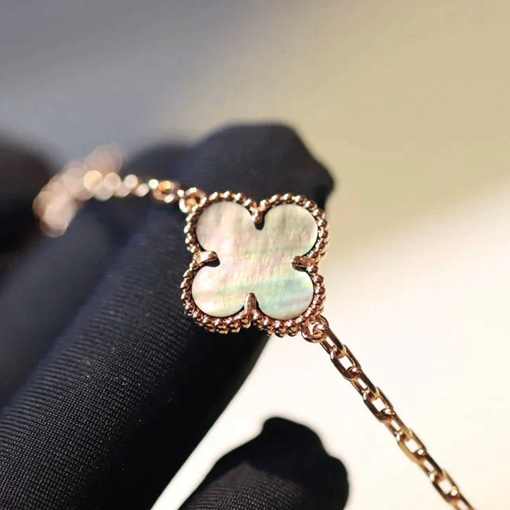 [Bijoux de luxe] Collier en diamants nacre foncée avec 20 motifs de trèfle