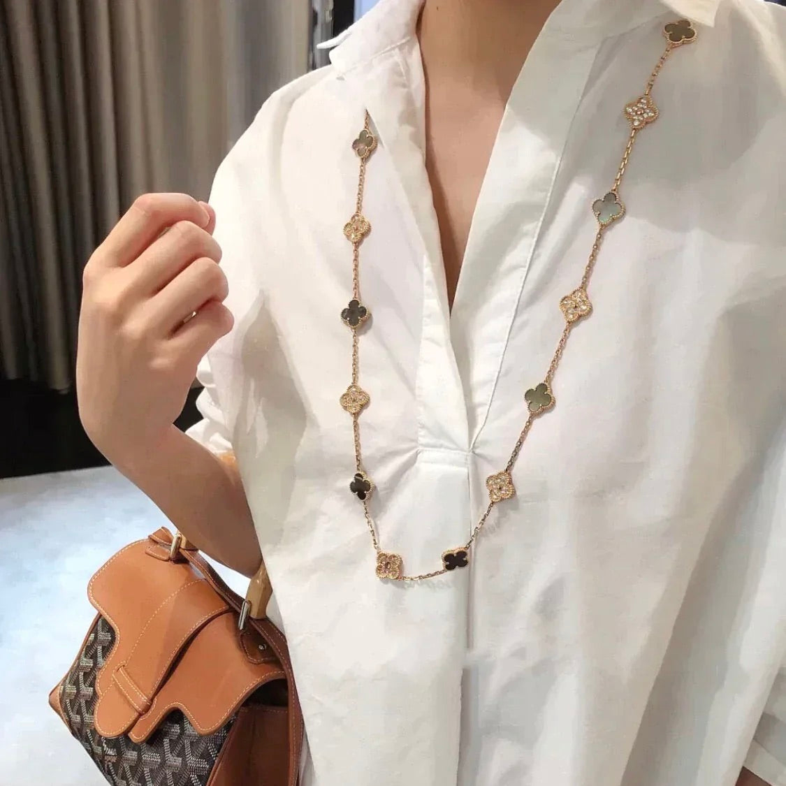 [Bijoux de luxe] Collier en diamants nacre foncée avec 20 motifs de trèfle