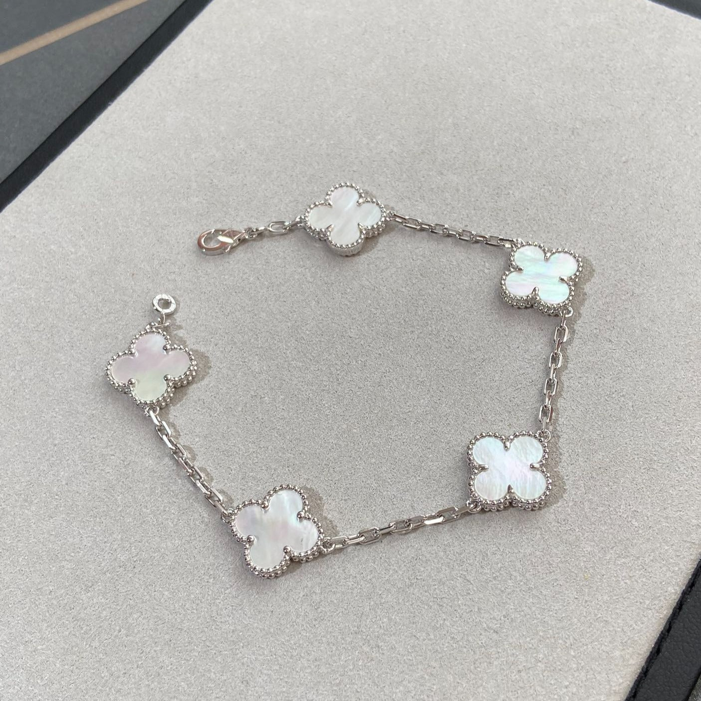 [Bijoux de luxe] Bracelet en nacre argentée à 5 motifs 
