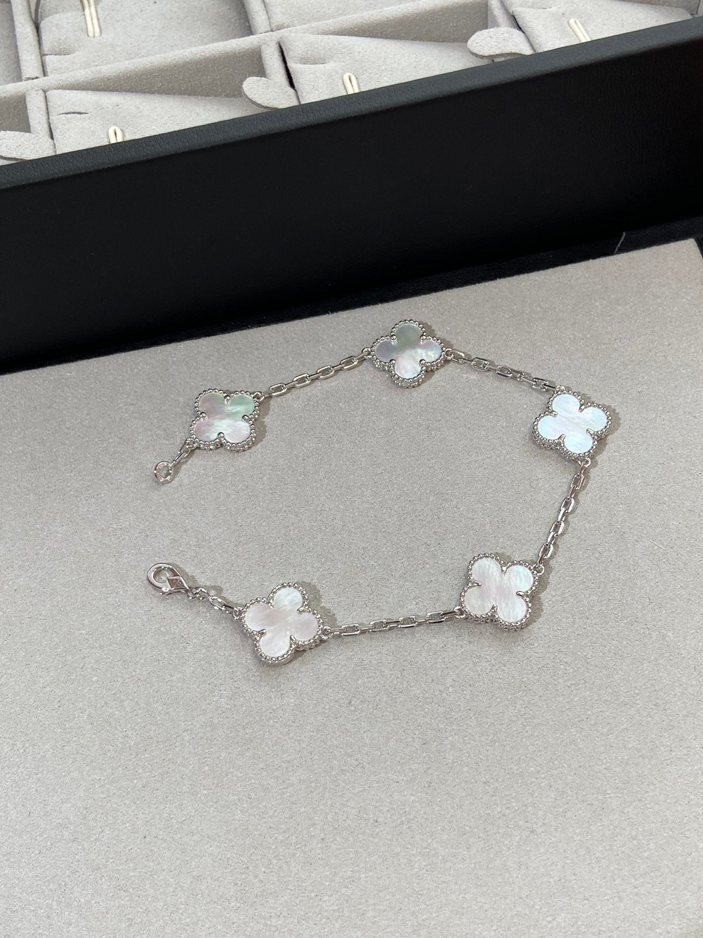 [Bijoux de luxe] Bracelet en nacre argentée à 5 motifs 