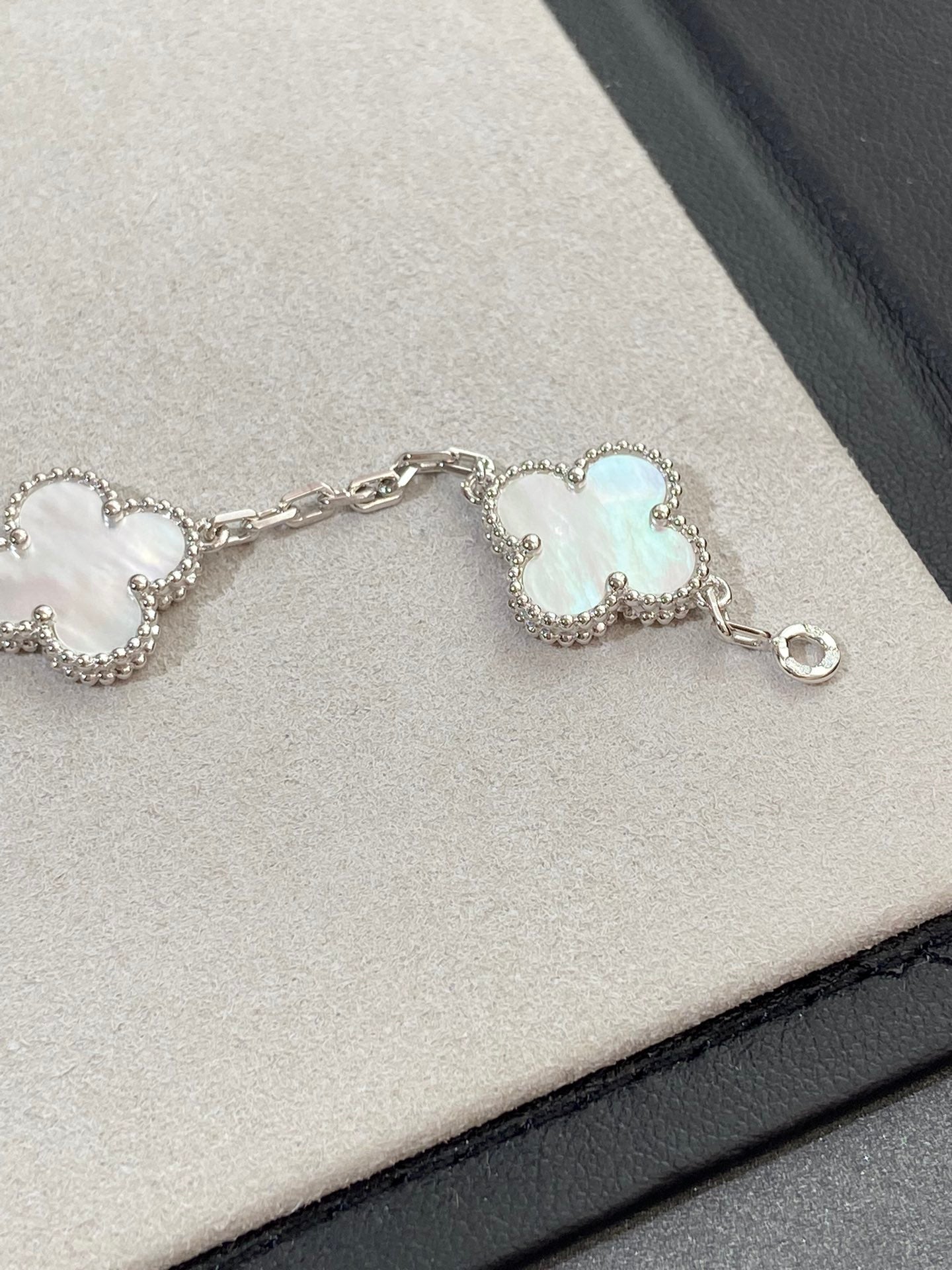 [Bijoux de luxe] Bracelet en nacre argentée à 5 motifs 
