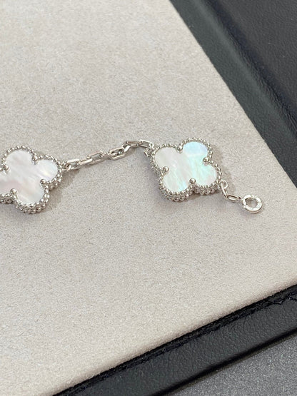 [Bijoux de luxe] Bracelet en nacre argentée à 5 motifs 