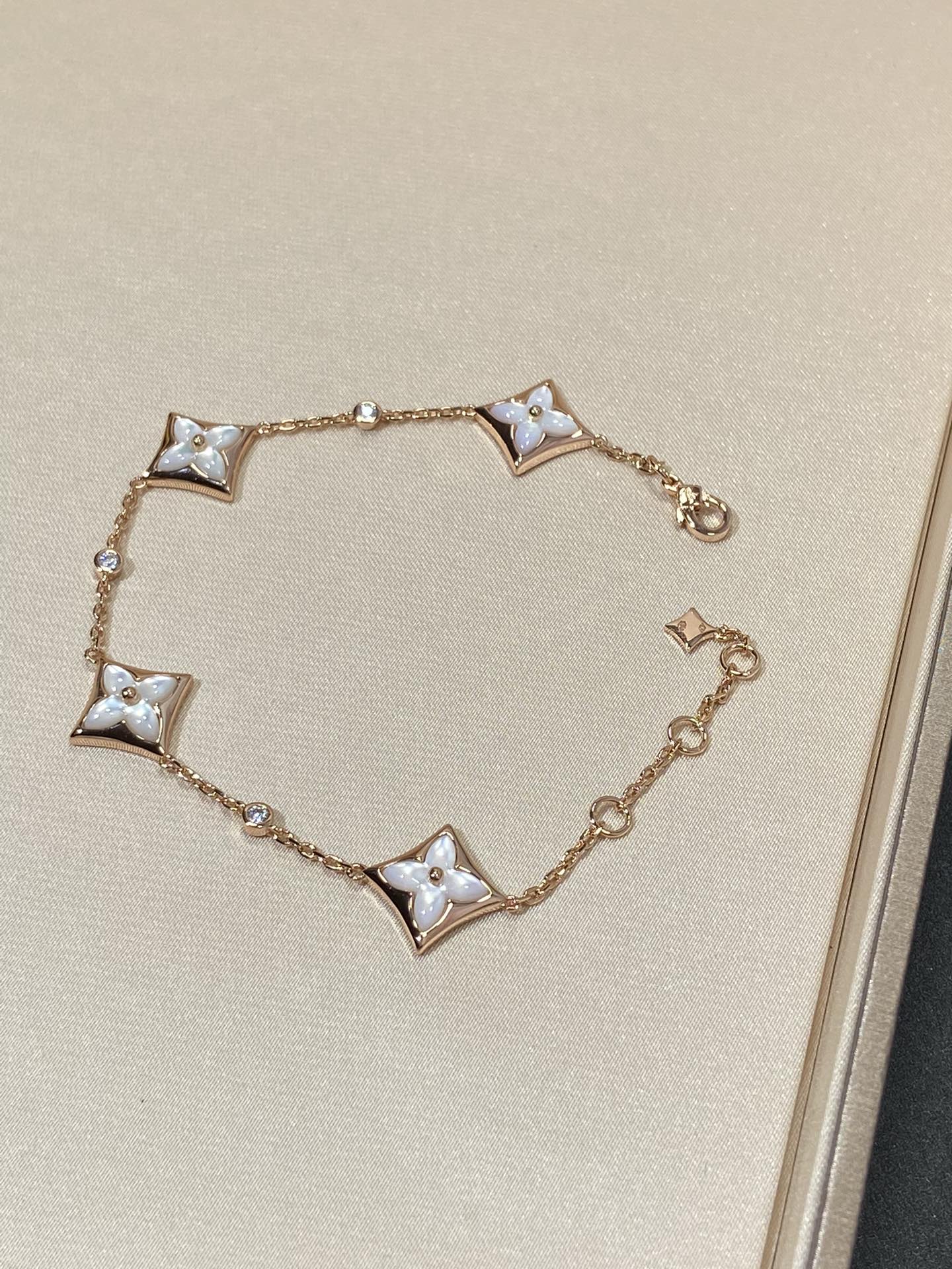 [Bijoux de luxe] Bracelet en or rose avec diamants et nacre à 4 motifs étoiles