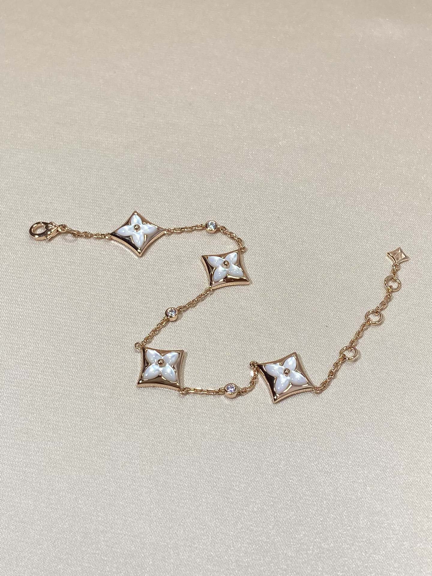 [Bijoux de luxe] Bracelet en or rose avec diamants et nacre à 4 motifs étoiles