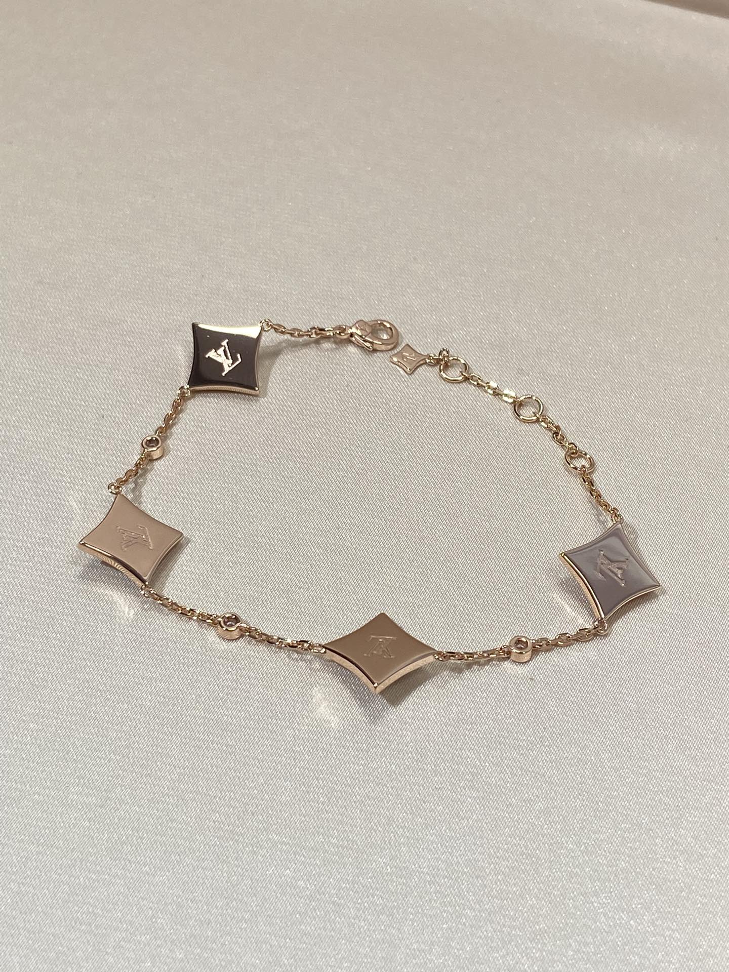 [Bijoux de luxe] Bracelet en or rose avec diamants et nacre à 4 motifs étoiles