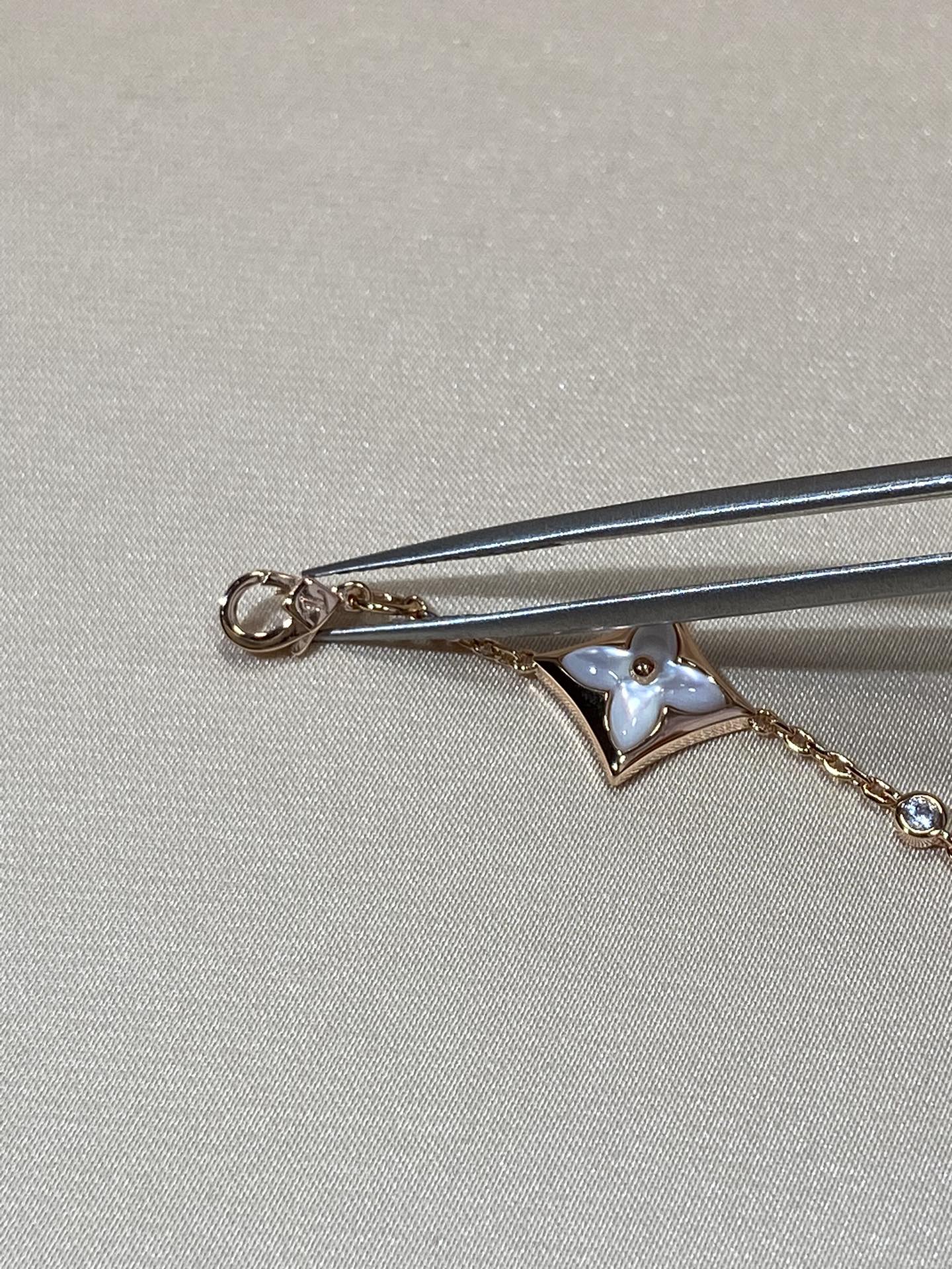 [Bijoux de luxe] Bracelet en or rose avec diamants et nacre à 4 motifs étoiles