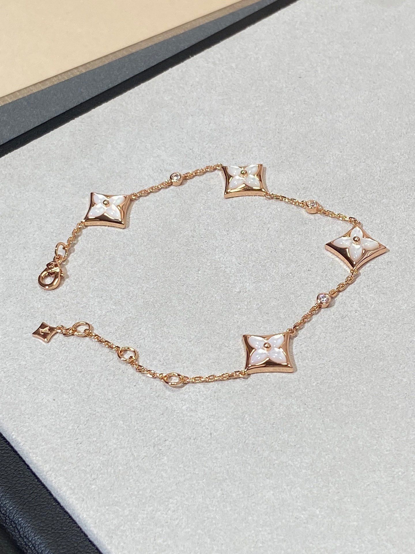 [Bijoux de luxe] Bracelet en or rose avec diamants et nacre à 4 motifs étoiles