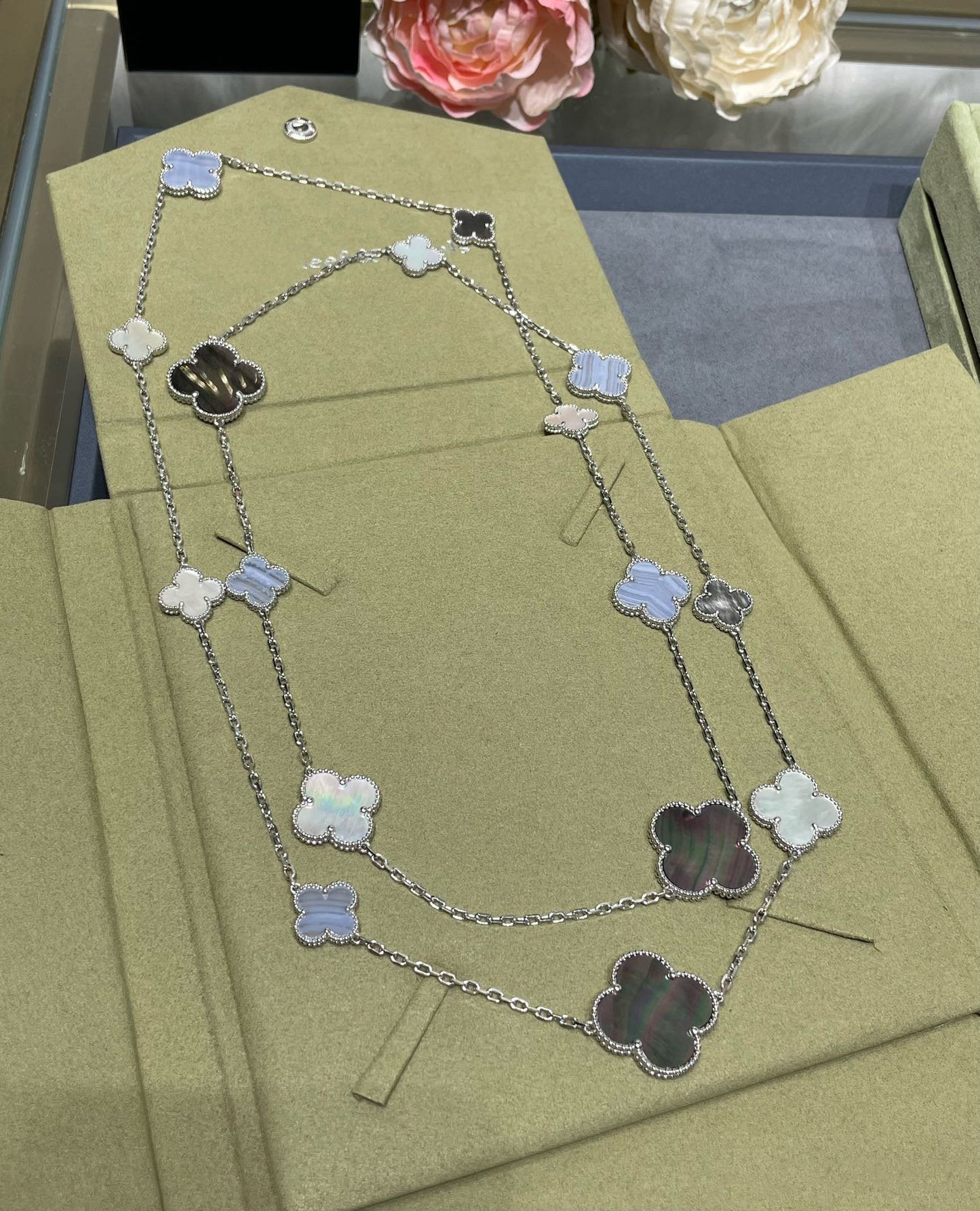 [Luxe Jewelry]CLOVER 16 MOTIF CHALCEDONY MOP SILVER NECKLACE