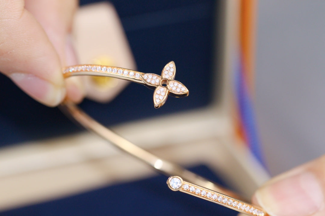 [Bijoux de luxe] Bracelet ouvert IDYLLE en or rose pavé de diamants