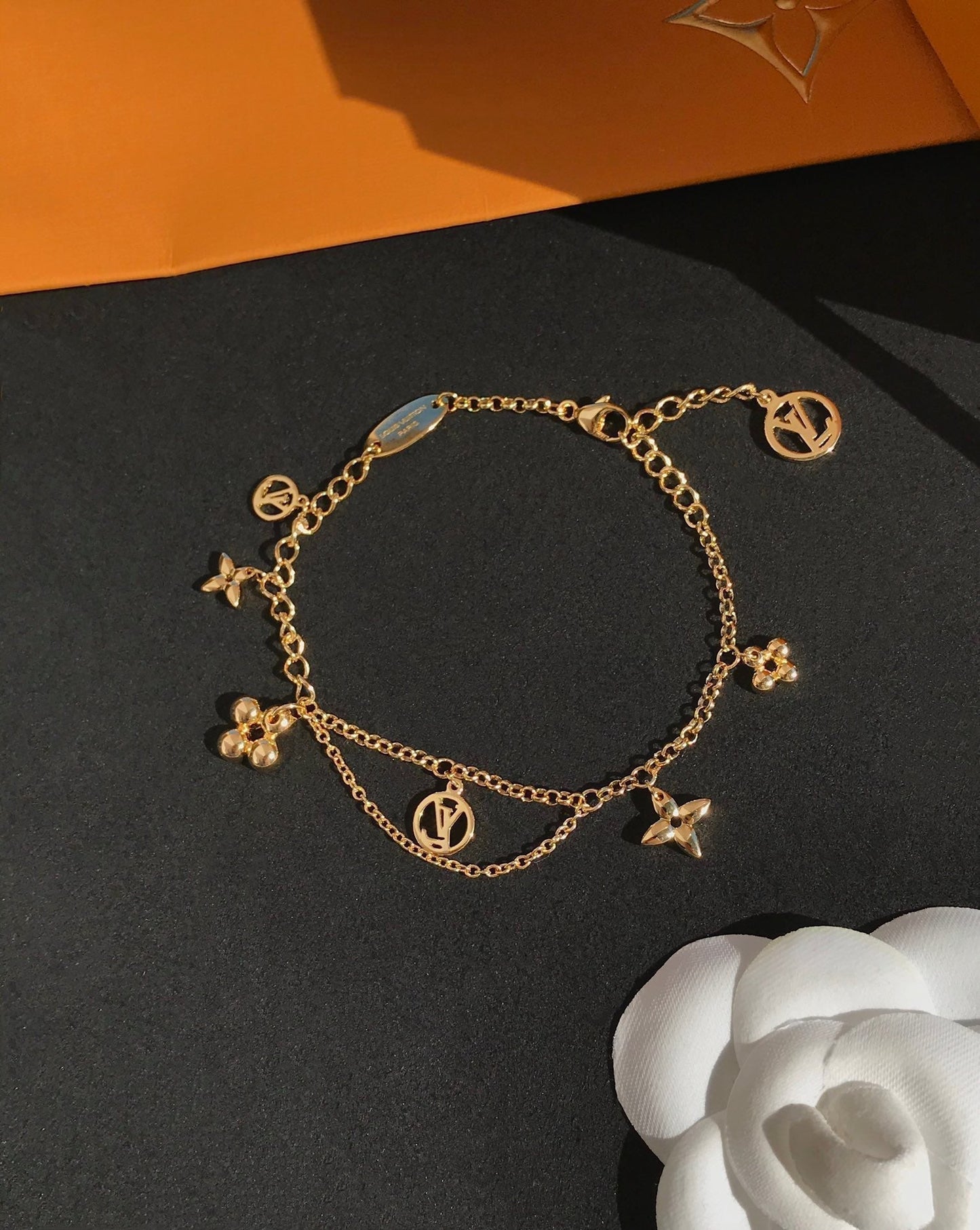 [Bijoux de luxe] Bracelet en nacre rose fleurie