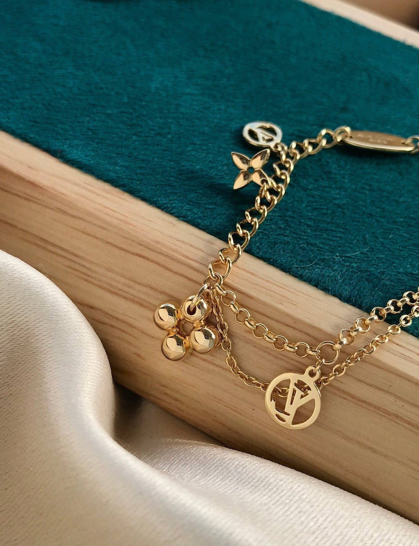 [Bijoux de luxe] Bracelet en nacre rose fleurie