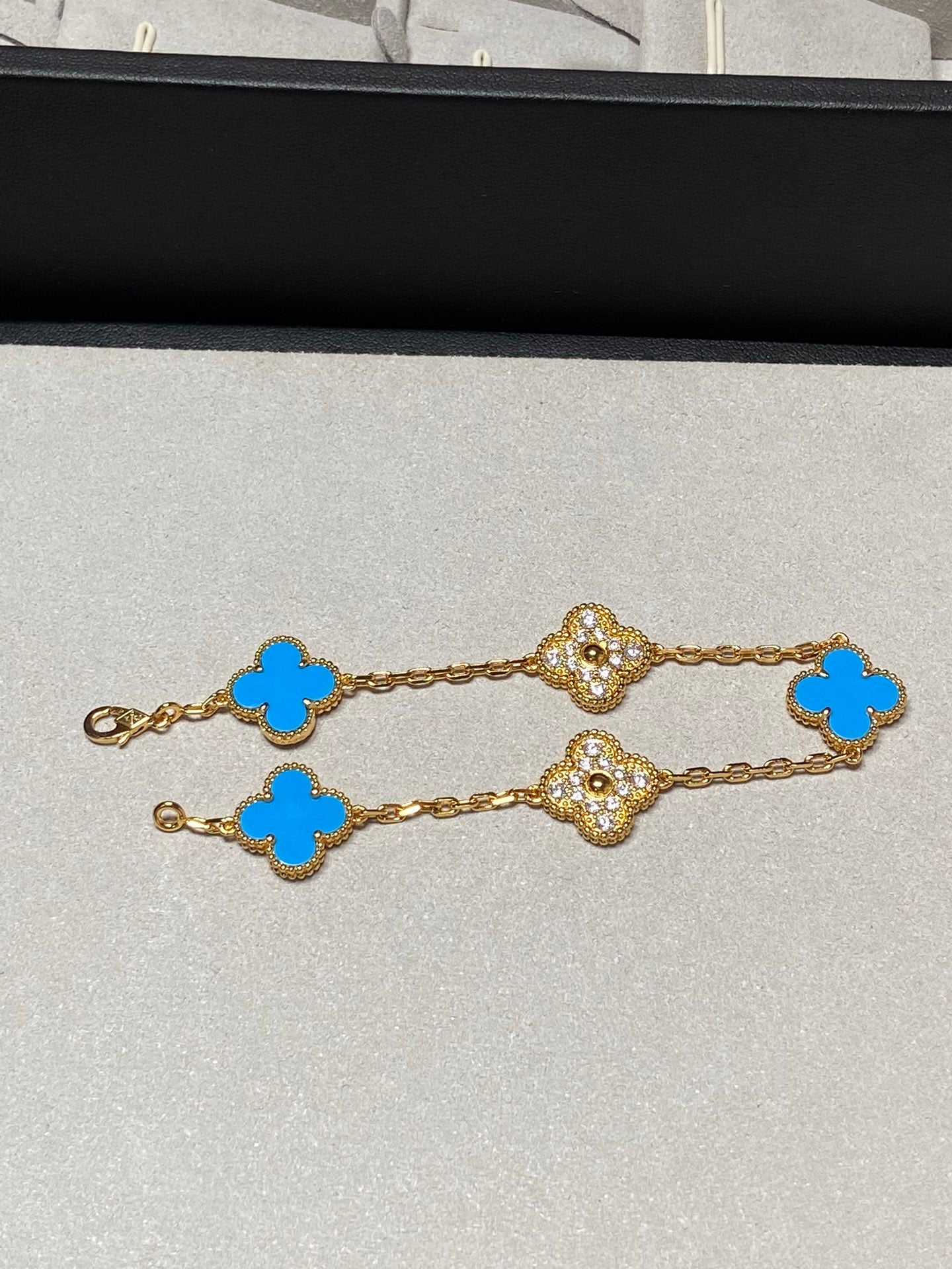 [Bijoux de luxe] BRACELET EN OR ET DIAMANTS À 5 MOTIFS DE TRÉFLE EN CALCÉDOINE BLEUE 