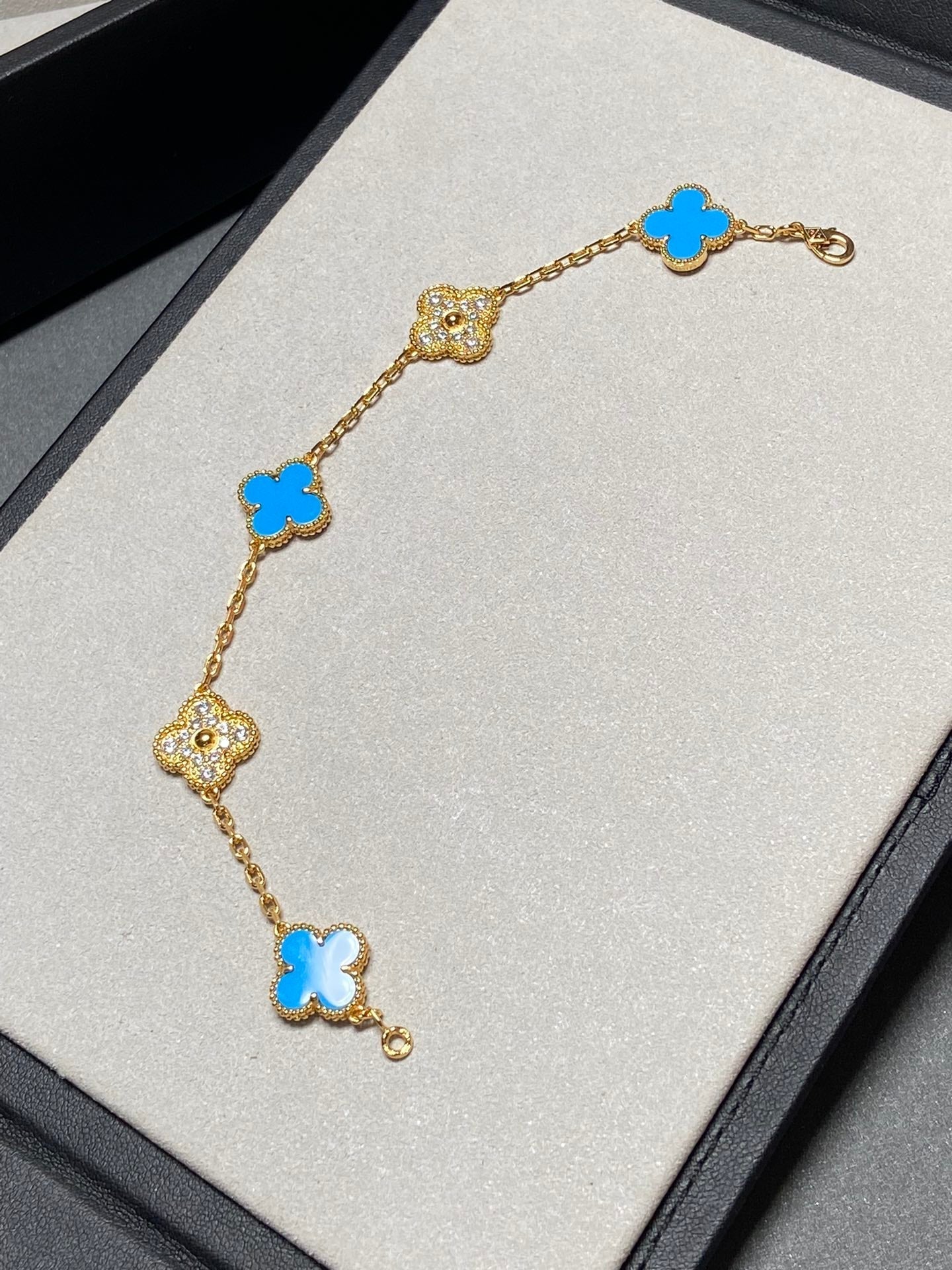 [Bijoux de luxe] BRACELET EN OR ET DIAMANTS À 5 MOTIFS DE TRÉFLE EN CALCÉDOINE BLEUE 