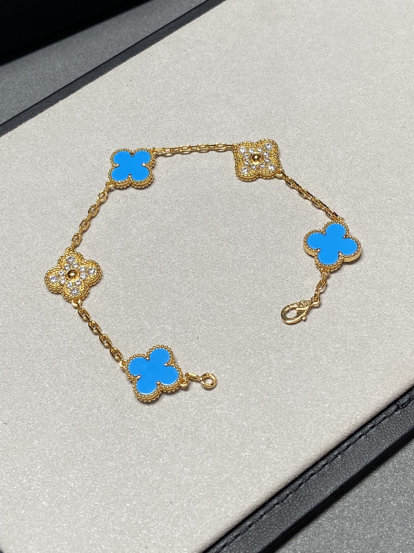 [Bijoux de luxe] BRACELET EN OR ET DIAMANTS À 5 MOTIFS DE TRÉFLE EN CALCÉDOINE BLEUE 