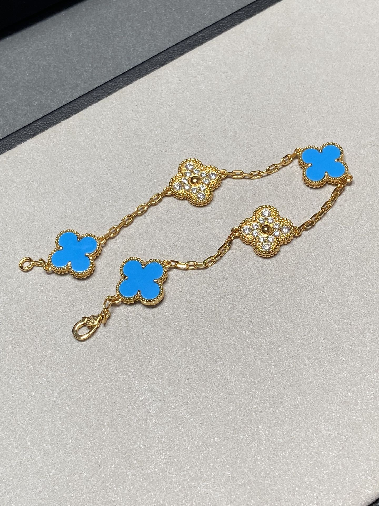 [Bijoux de luxe] BRACELET EN OR ET DIAMANTS À 5 MOTIFS DE TRÉFLE EN CALCÉDOINE BLEUE 