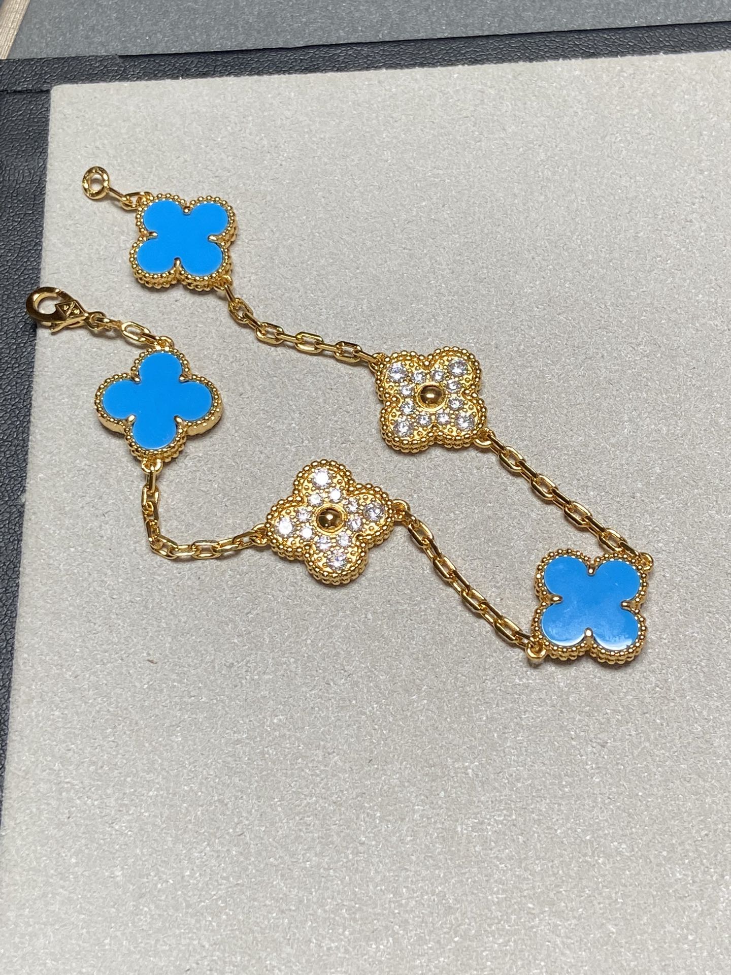 [Bijoux de luxe] BRACELET EN OR ET DIAMANTS À 5 MOTIFS DE TRÉFLE EN CALCÉDOINE BLEUE 
