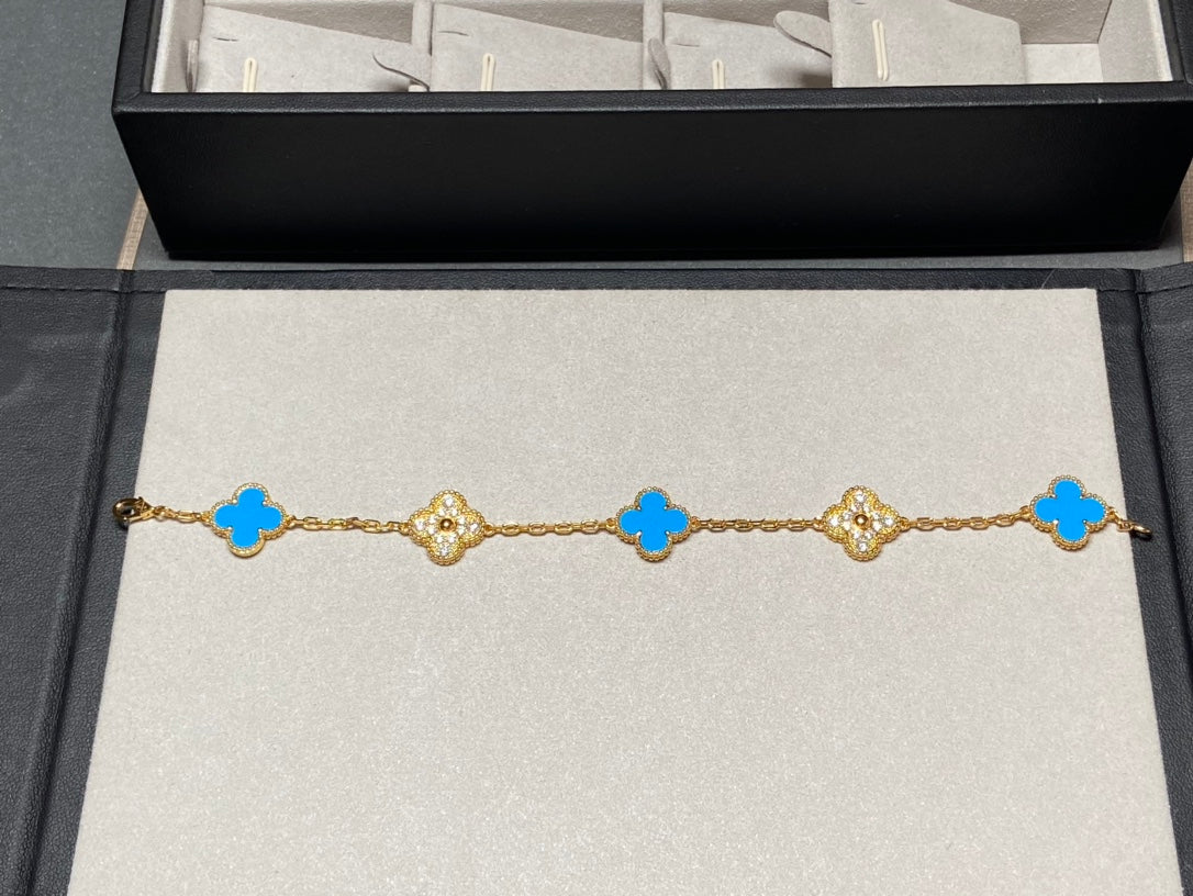 [Bijoux de luxe] BRACELET EN OR ET DIAMANTS À 5 MOTIFS DE TRÉFLE EN CALCÉDOINE BLEUE 