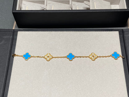 [Bijoux de luxe] BRACELET EN OR ET DIAMANTS À 5 MOTIFS DE TRÉFLE EN CALCÉDOINE BLEUE 