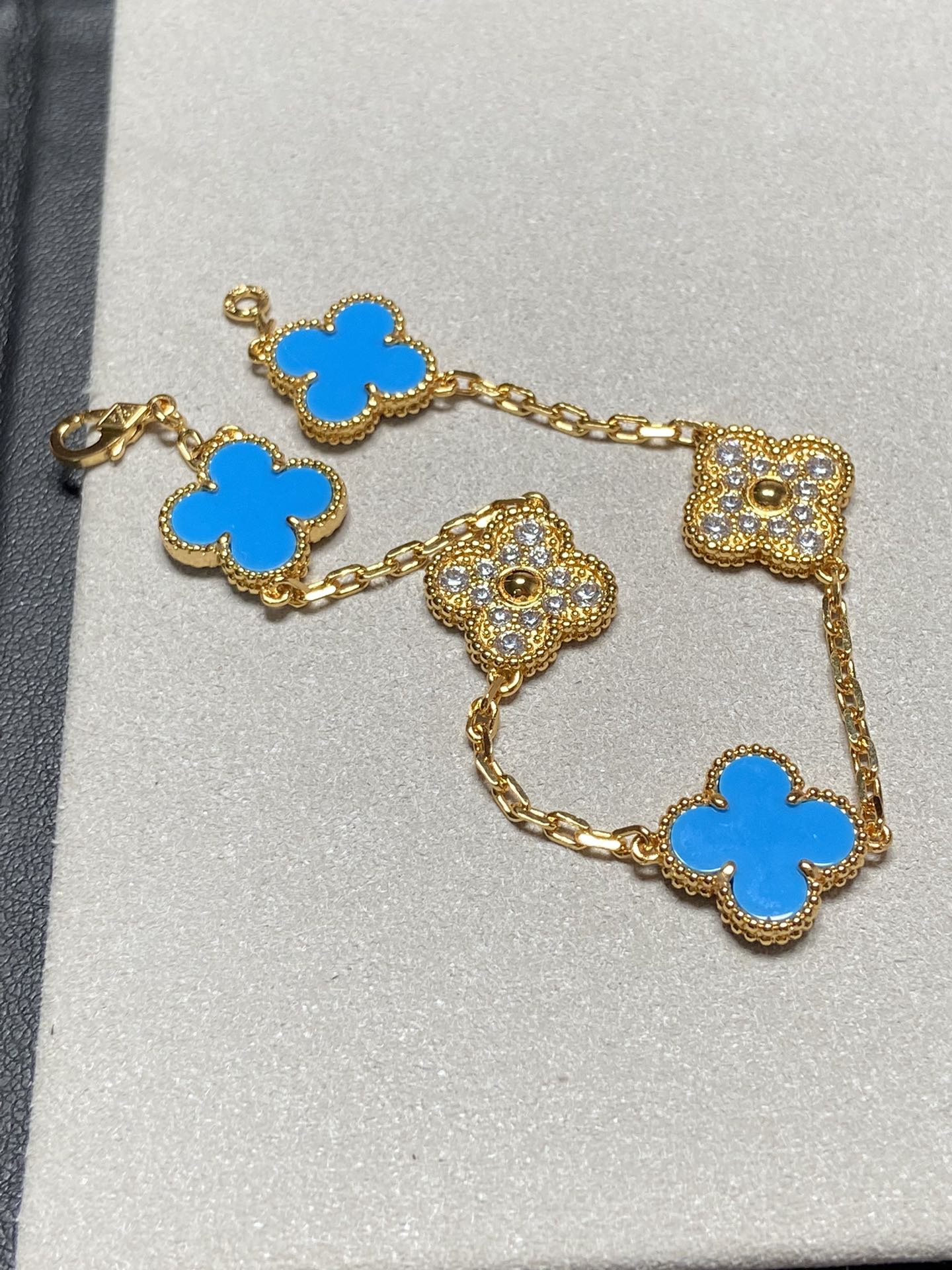 [Bijoux de luxe] BRACELET EN OR ET DIAMANTS À 5 MOTIFS DE TRÉFLE EN CALCÉDOINE BLEUE 