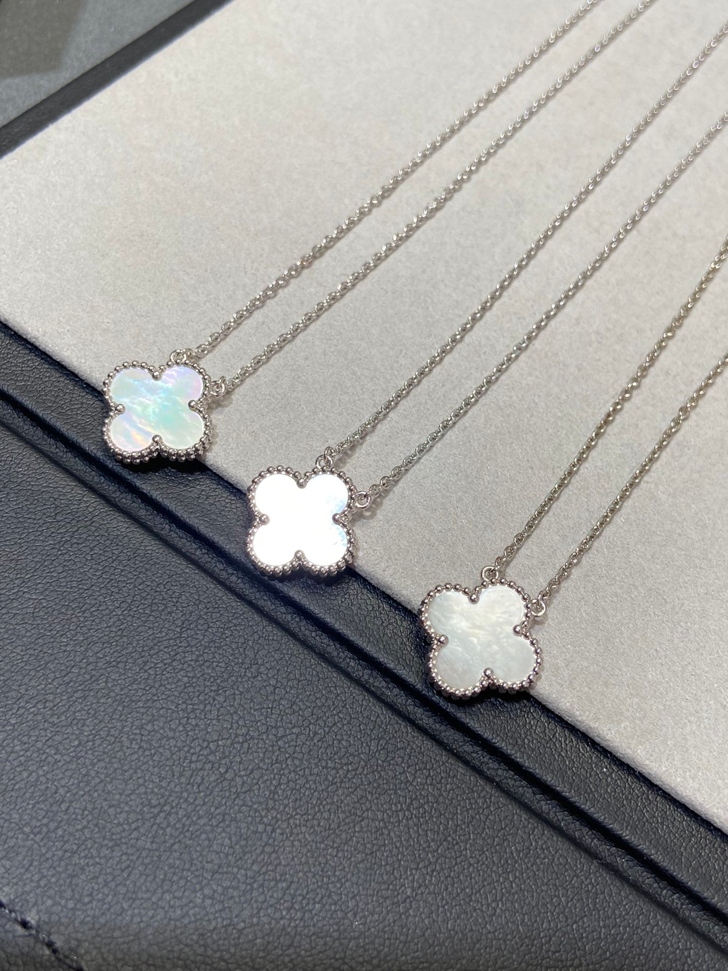 [Bijoux de luxe] Collier Clover Medium en argent et nacre blanche 
