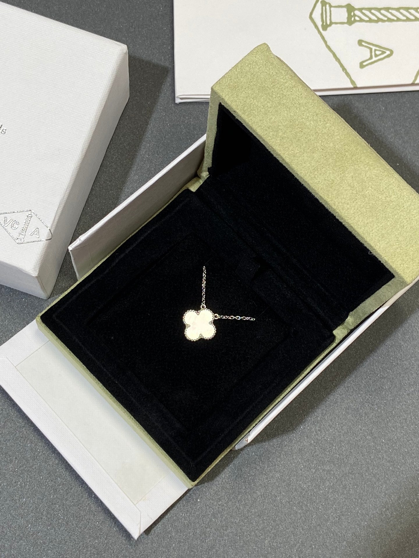 [Bijoux de luxe] Collier Clover Medium en argent et nacre blanche 