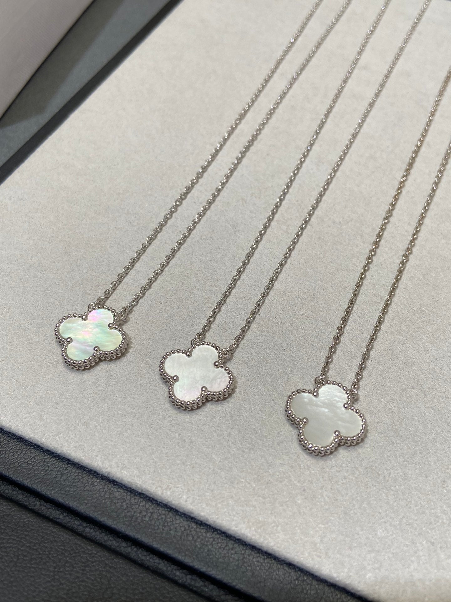[Bijoux de luxe] Collier Clover Medium en argent et nacre blanche 