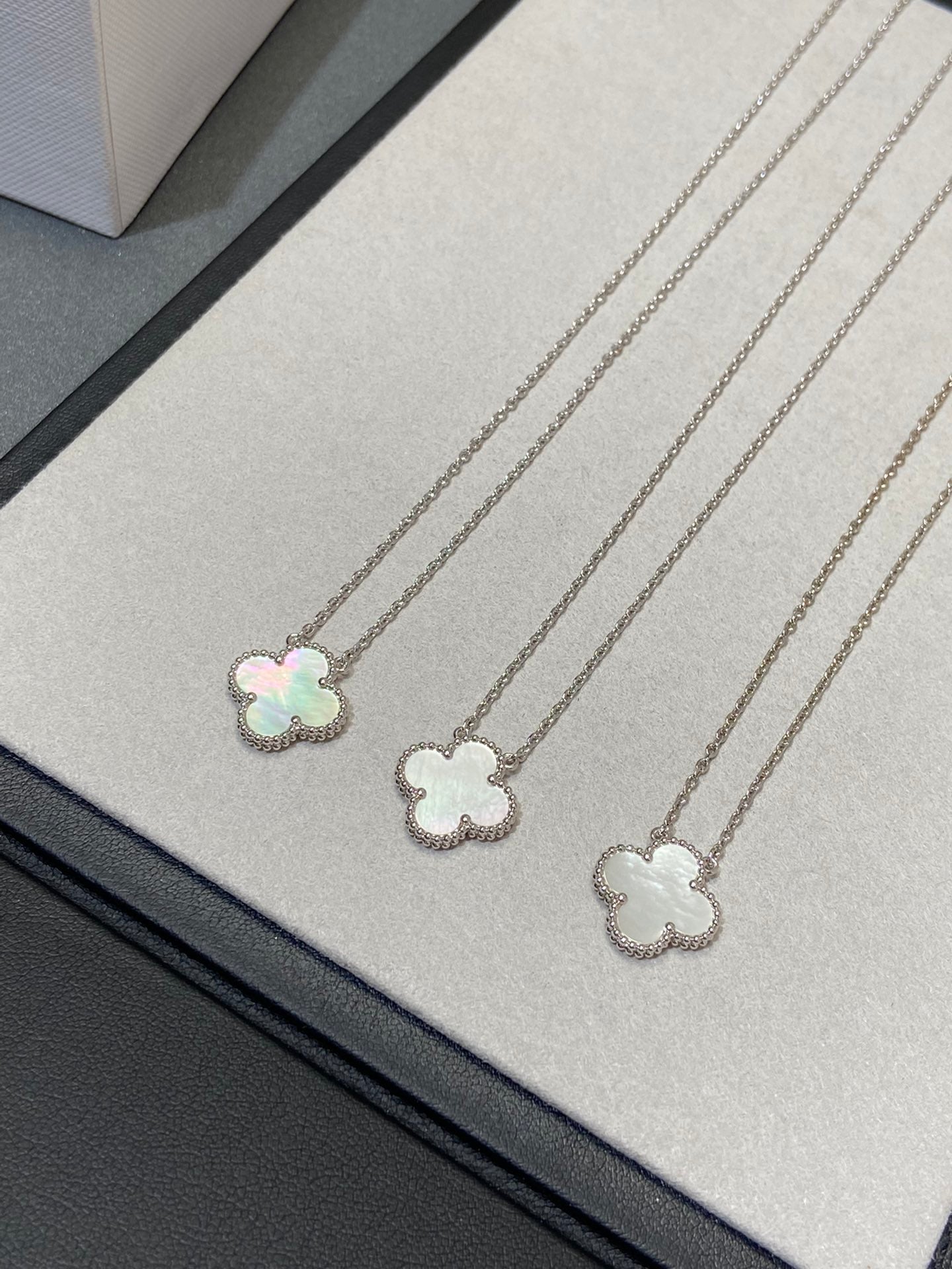 [Bijoux de luxe] Collier Clover Medium en argent et nacre blanche 