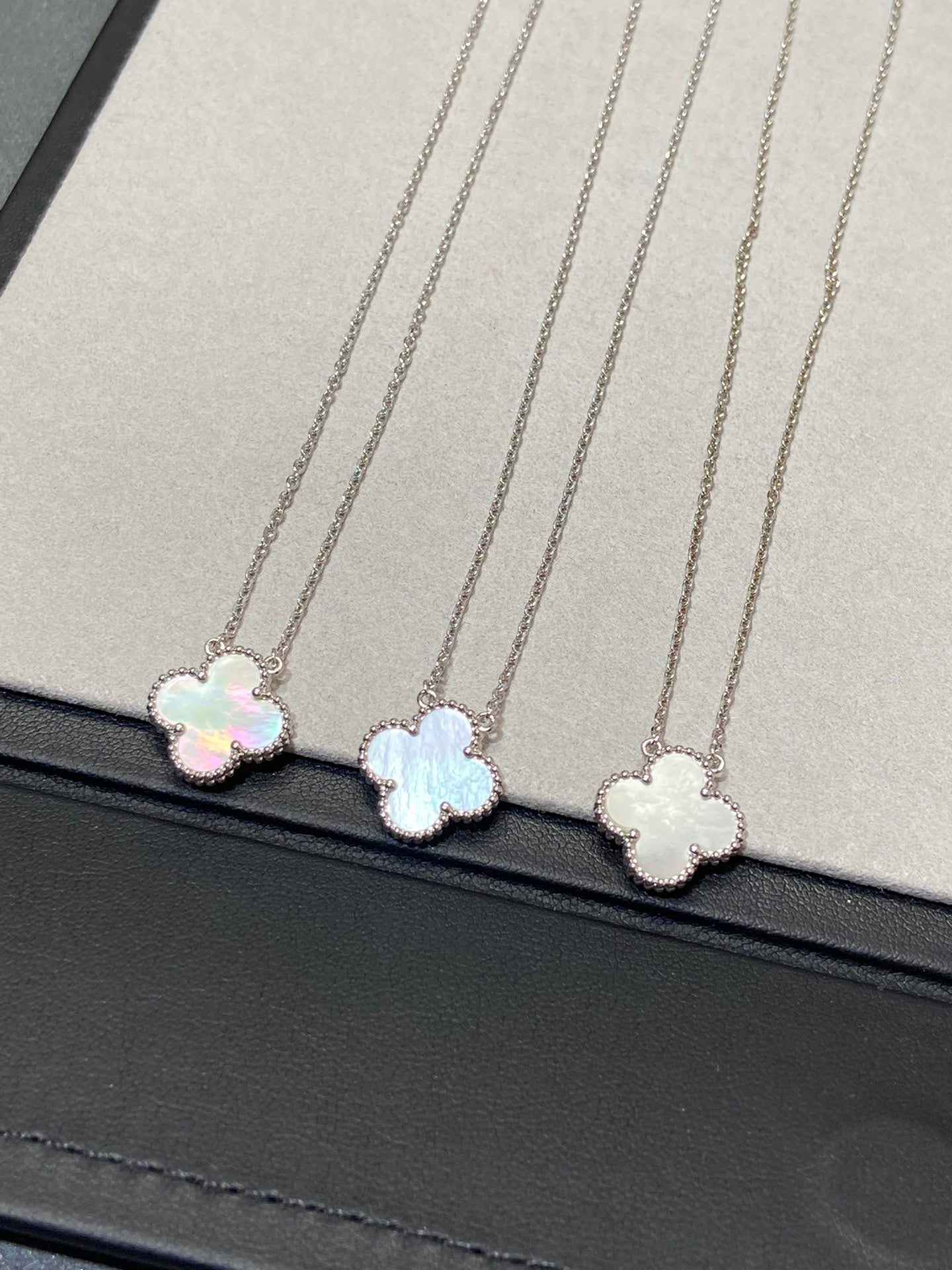 [Bijoux de luxe] Collier Clover Medium en argent et nacre blanche 